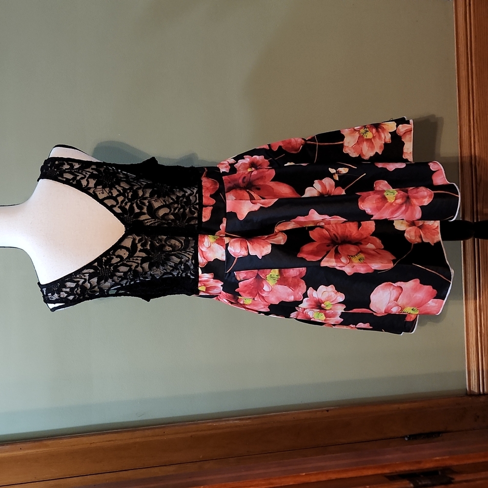 HP! 🌺Lace flower dress🌺 - Picture 8 of 8